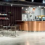 Skyhotelgwarna 酒店 莱格尼察