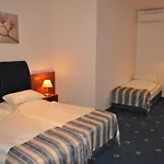Skyhotelgwarna 酒店 莱格尼察