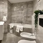 Skyhotelgwarna 酒店 莱格尼察