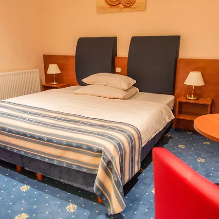 Hotel Skyhotelgwarna Legnica