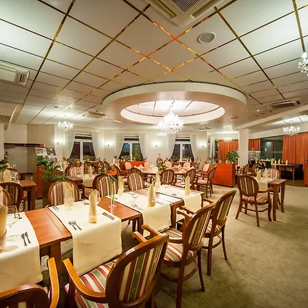 Hotel Skyhotelgwarna Legnica