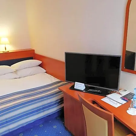 Hotel Skyhotelgwarna Legnica