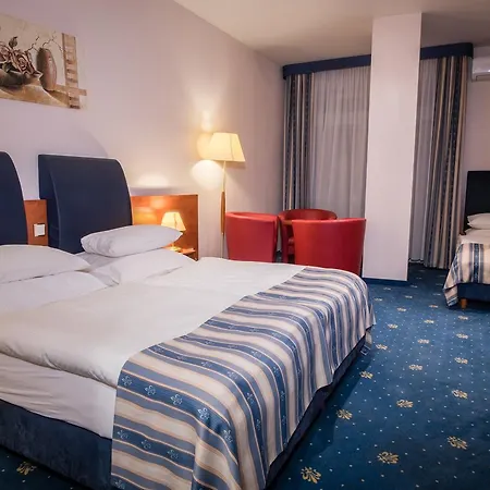 Skyhotelgwarna Legnica