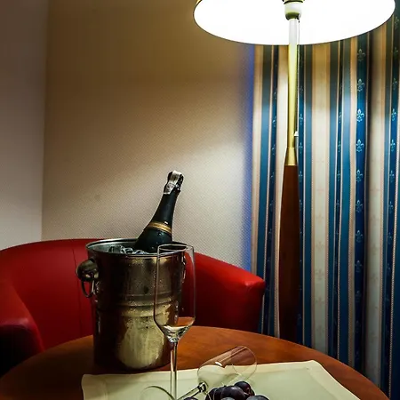 Skyhotelgwarna Legnica