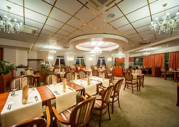 Hotel Skyhotelgwarna Legnica